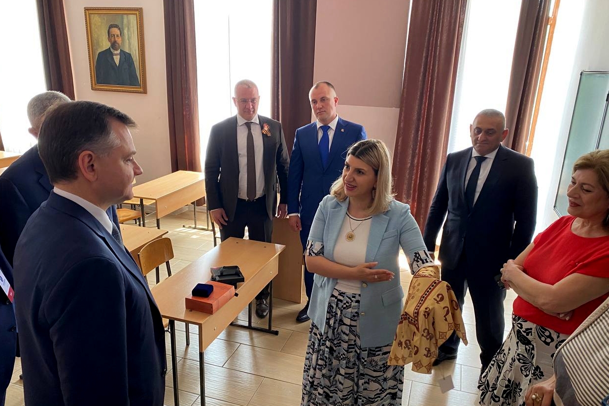Юрий Слюсарь в Ереване посетил школу имени Антона Чехова