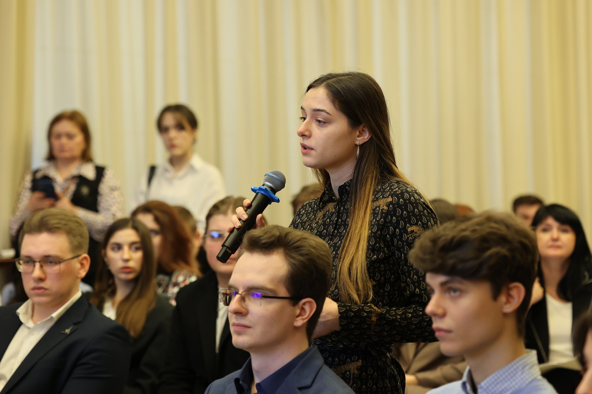 Юрий Слюсарь обсудил со студентами возможности трудоустройства на Дону