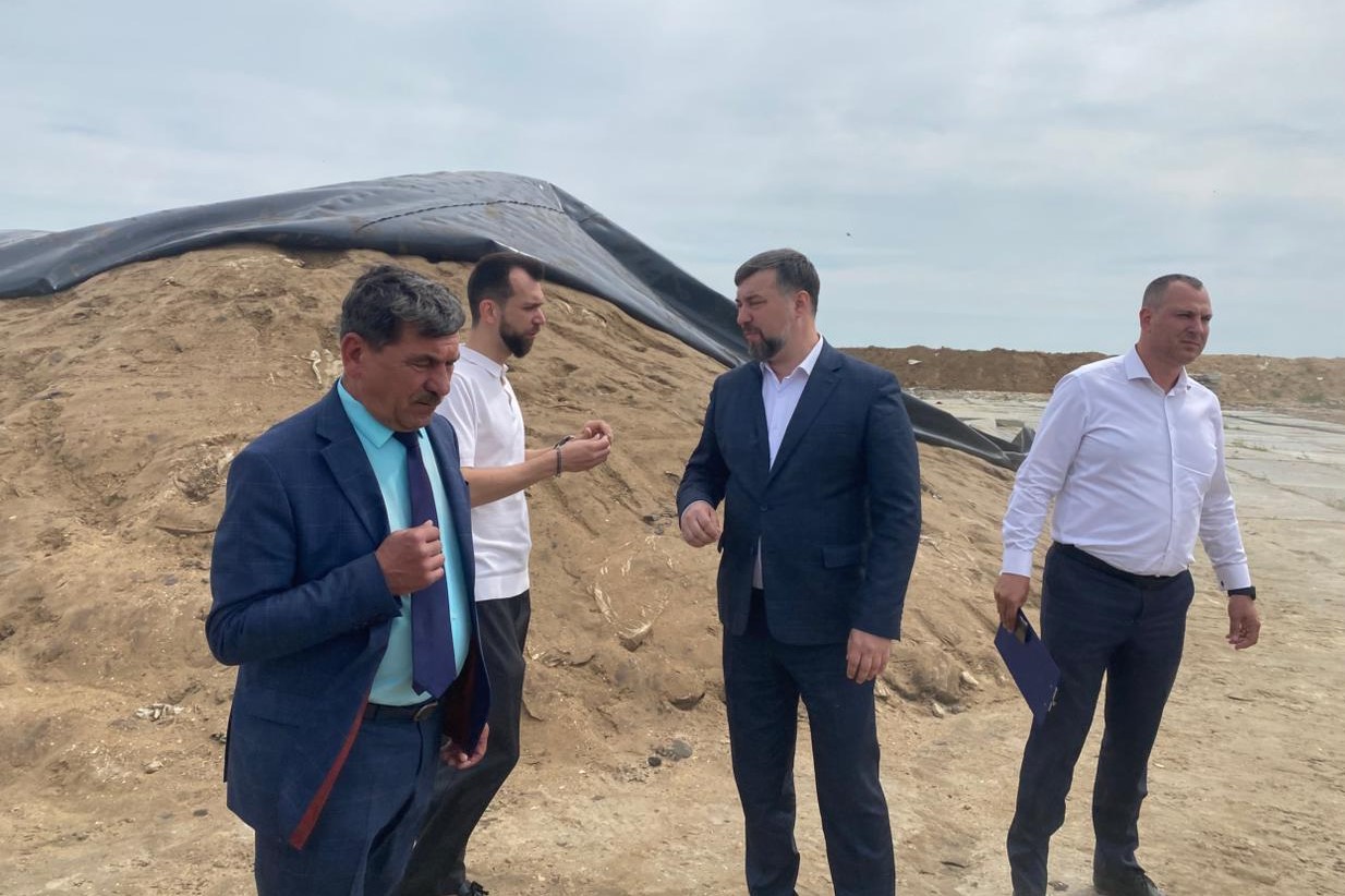 Минприроды Ростовской области: песок с мазутом из Семикаракорского района начали вывозить обратно на Кубань