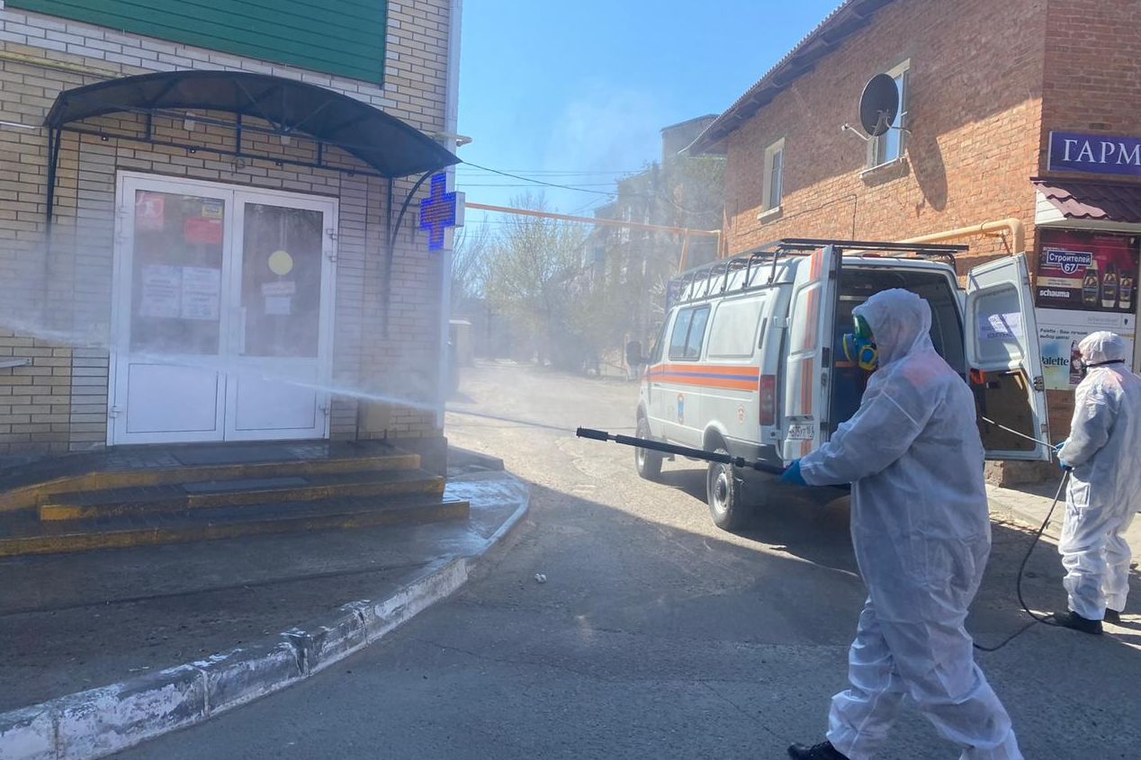 Областные спасатели помогают дезинфицировать улицы