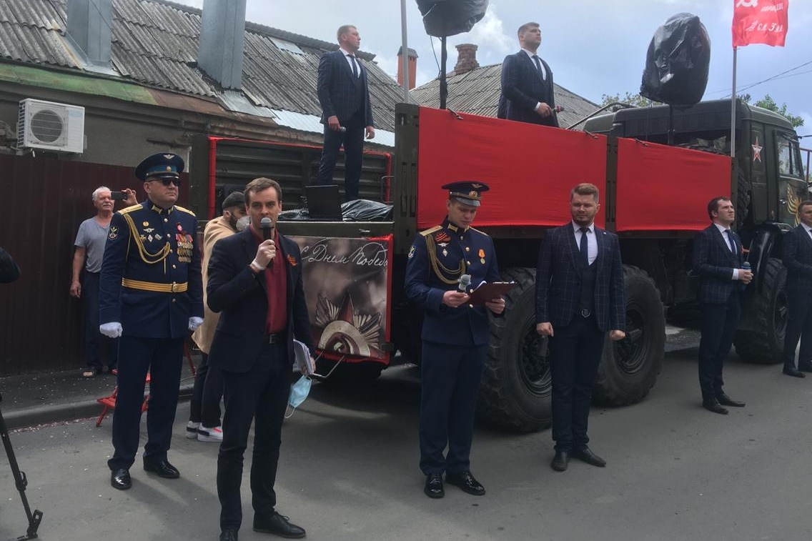 Для донских ветеранов у их домов проходят праздничные концерты в рамках акции #ПоемДвором