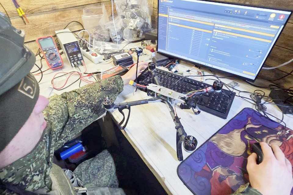 Новобранцы войск беспилотных систем осваивают сбор и обслуживание БПЛА