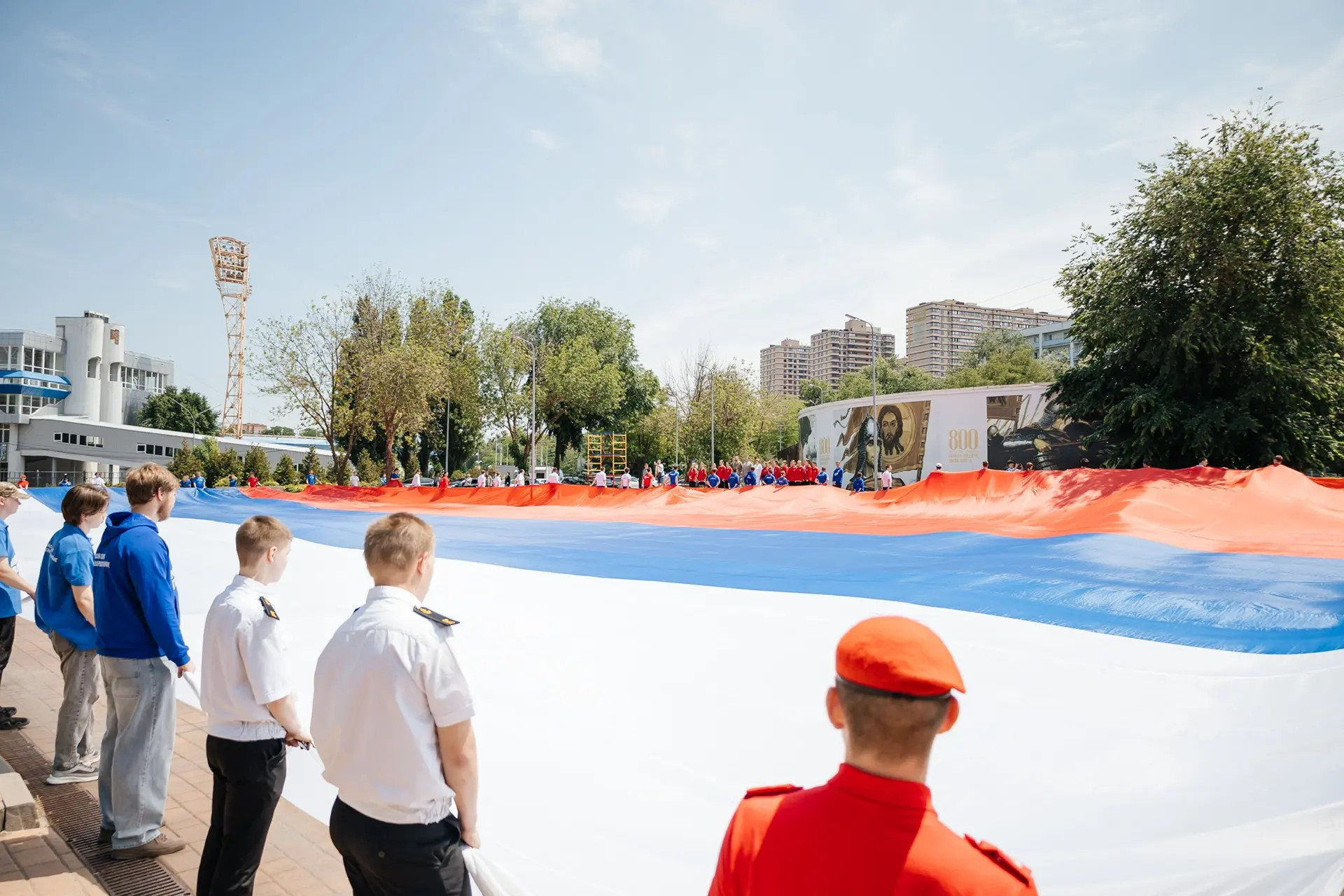 В Ростове-на-Дону развернули самый большой флаг России
