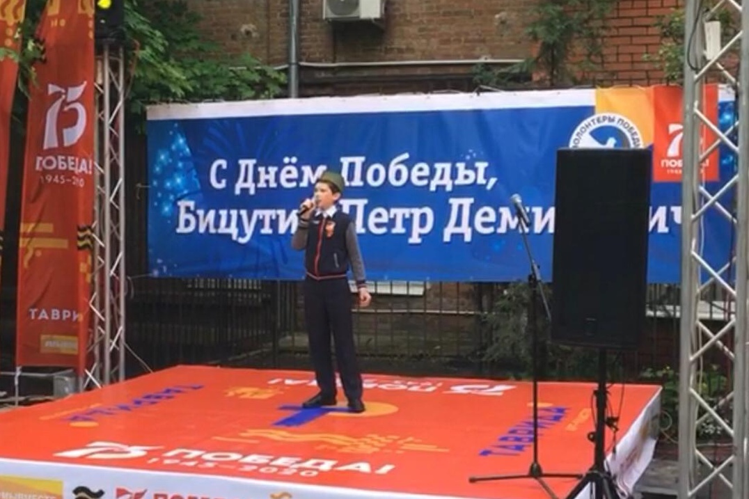 Для донских ветеранов у их домов проходят праздничные концерты в рамках акции #ПоемДвором