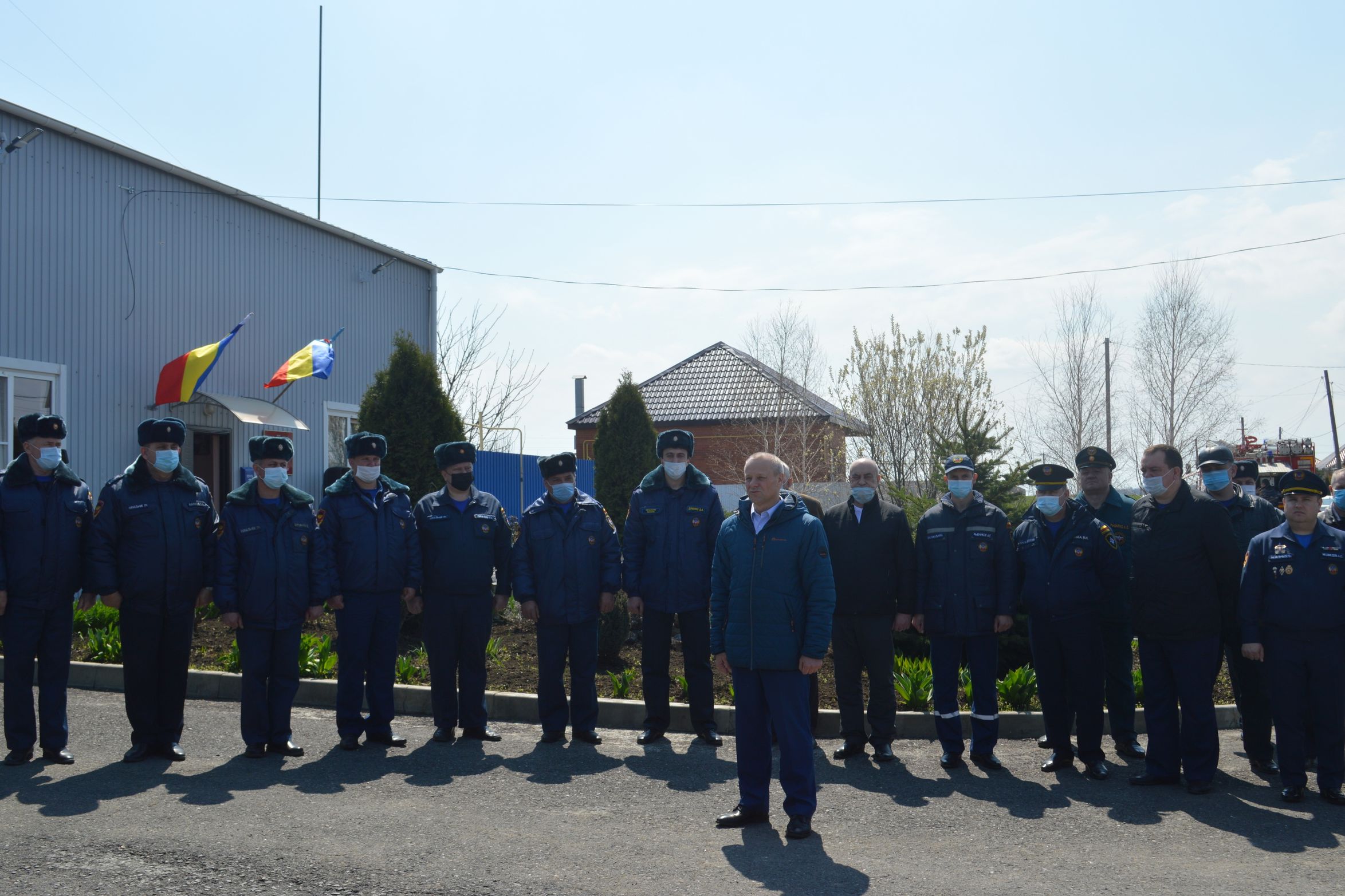 Областные пожарные и спасатели посадили березовую аллею в память о начальнике противопожарной службы региона