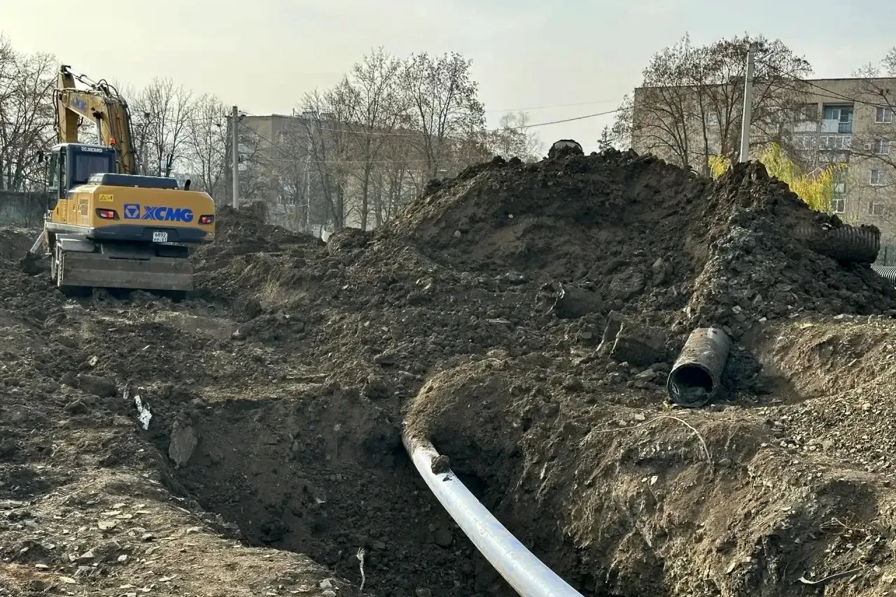 В городе Шахты продолжаются работы по замене участков аварийного коллектора