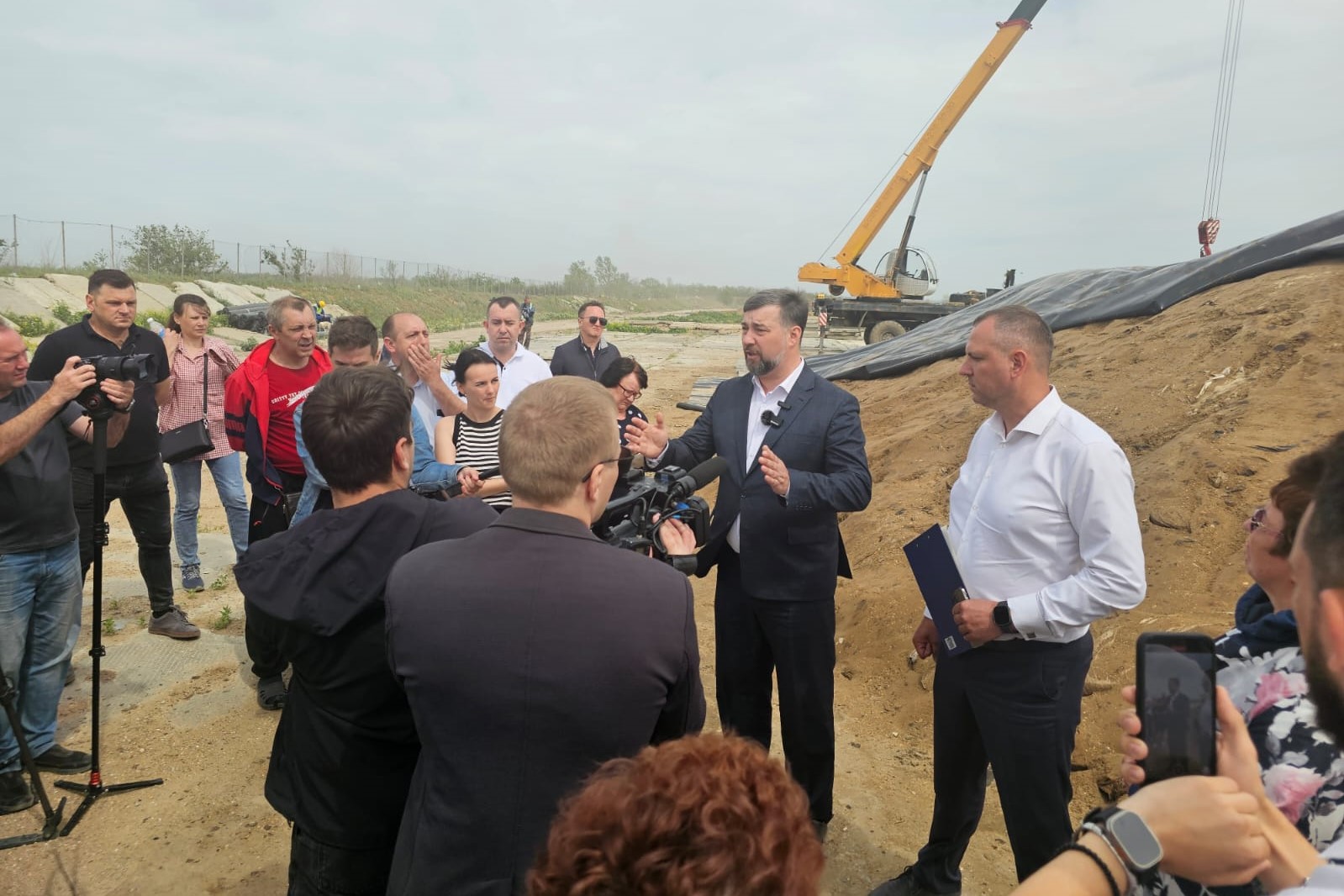 Минприроды Ростовской области: песок с мазутом из Семикаракорского района начали вывозить обратно на Кубань