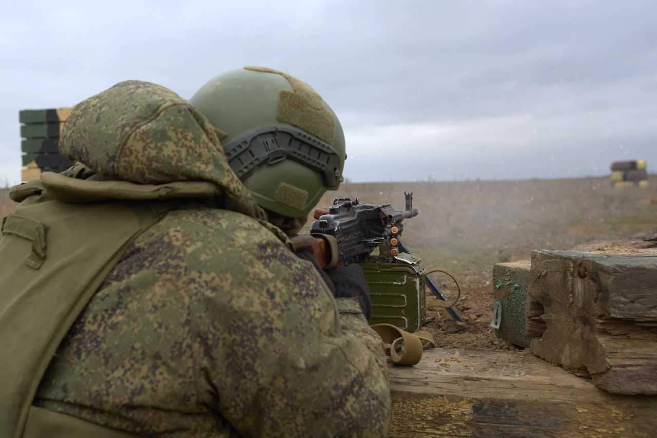 Новобранцы, заключившие контракт с Минобороны РФ, проходят огневую подготовку