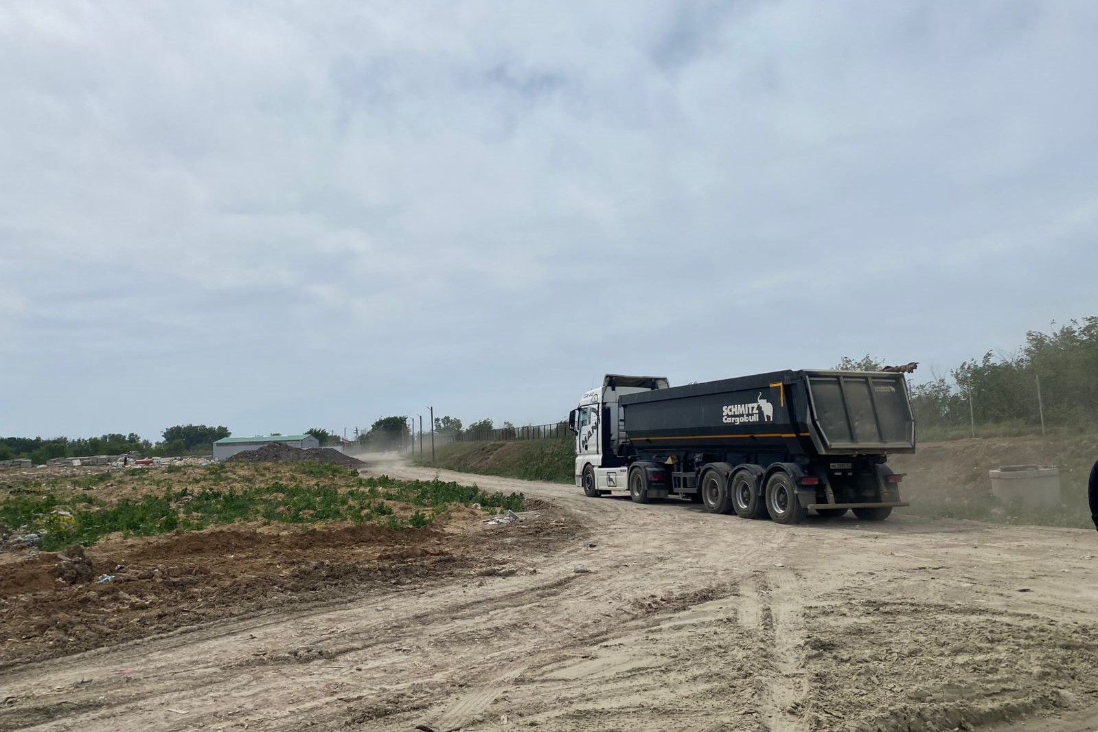 Минприроды Ростовской области: песок с мазутом из Семикаракорского района начали вывозить обратно на Кубань