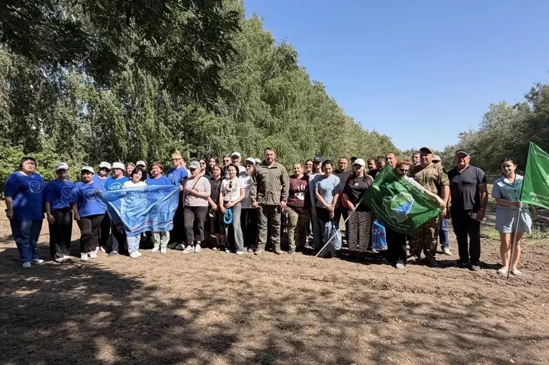 В Каменском районе волонтеры провели экоакцию по уходу за молодыми лесами