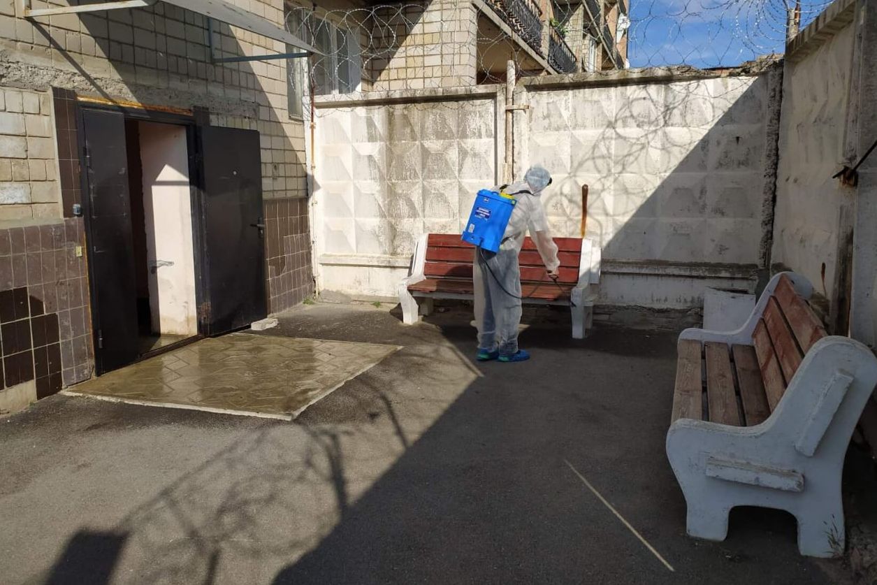 В Донецке казаки-добровольцы проводят дезинфекцию городских объектов