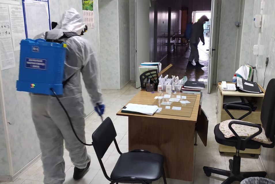 В Донецке казаки-добровольцы проводят дезинфекцию городских объектов