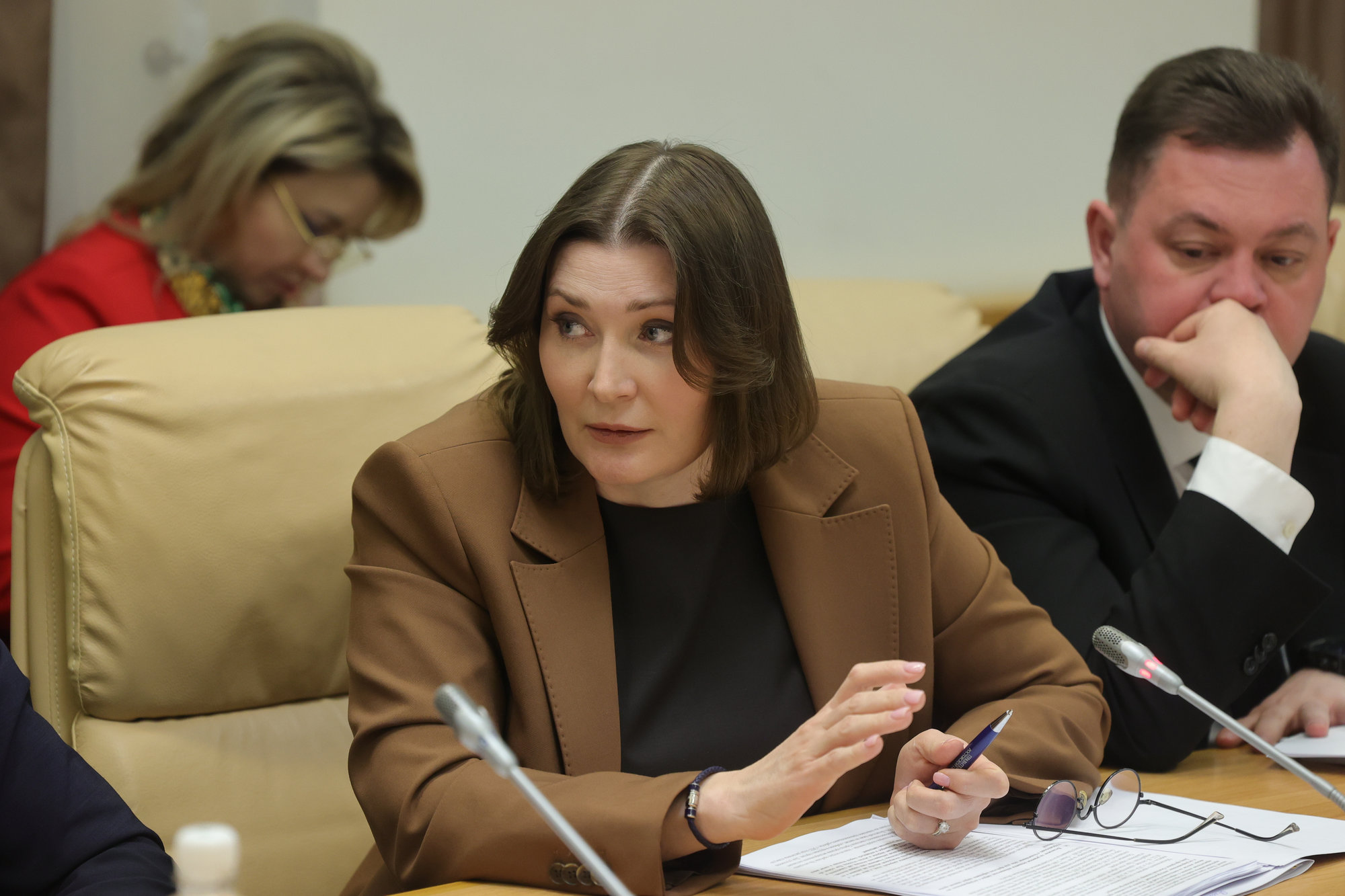 Юрий Слюсарь поручил найти решение по региональной выплате медикам в селе Самарском