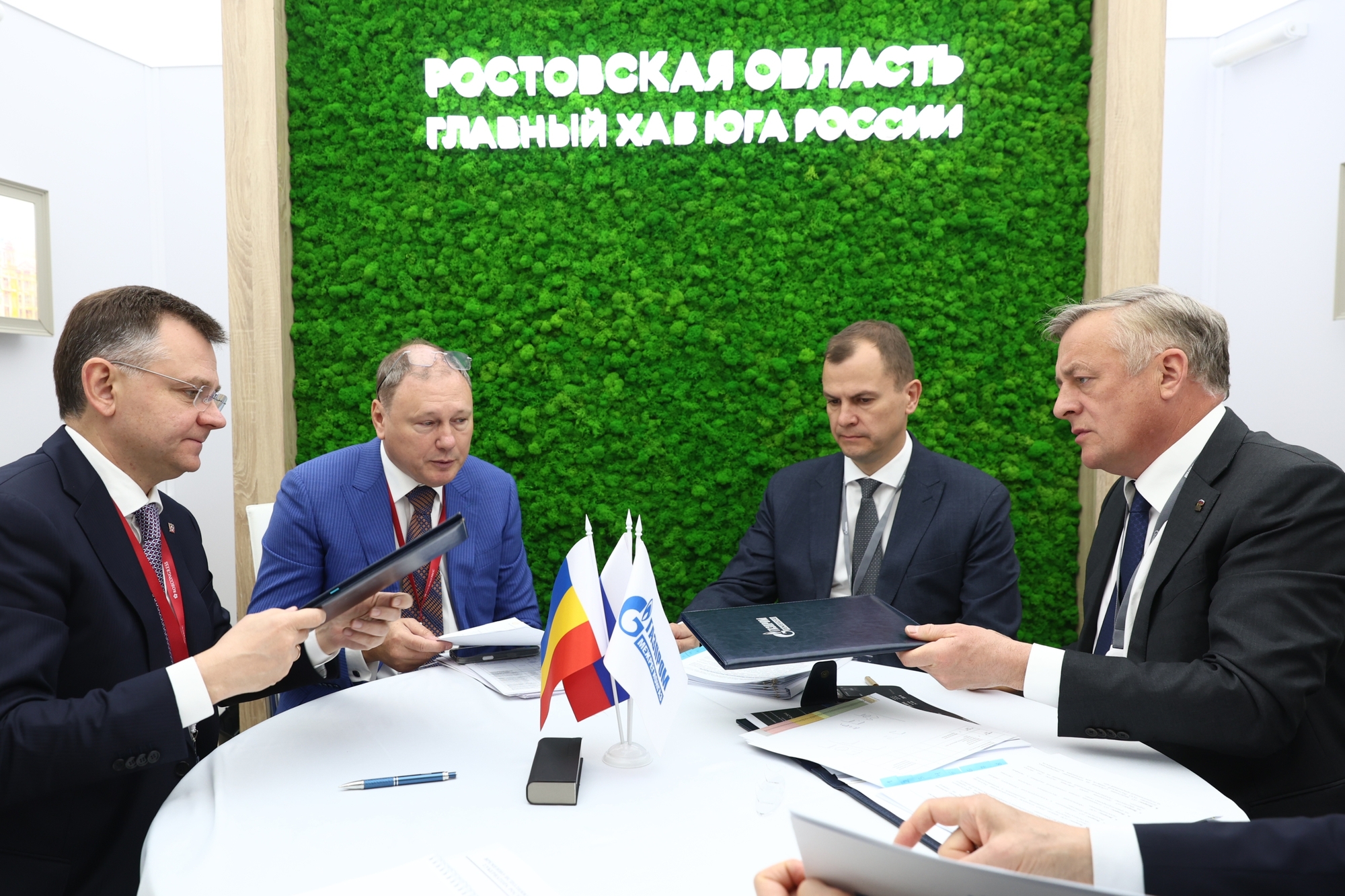 ПМЭФ-2025: встреча врио Губернатора Ростовской области Слюсаря Ю.Б. с генеральным директором "Газпром межрегионгаз" Густовым С.В.