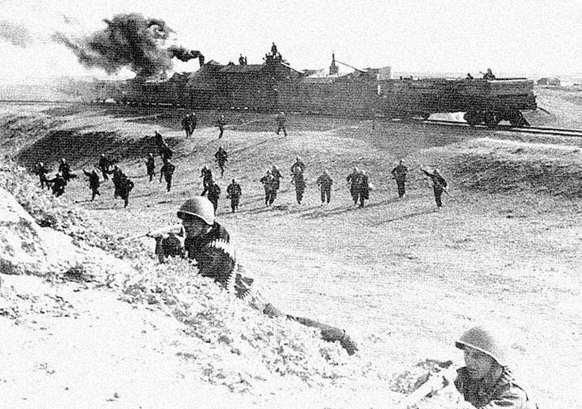 Бронепоезд №10 «За Родину» ведет бой под Азовом, 1942 г. Бронепоезд №10 «За Родину» ведет бой под Азовом, 1942 г.