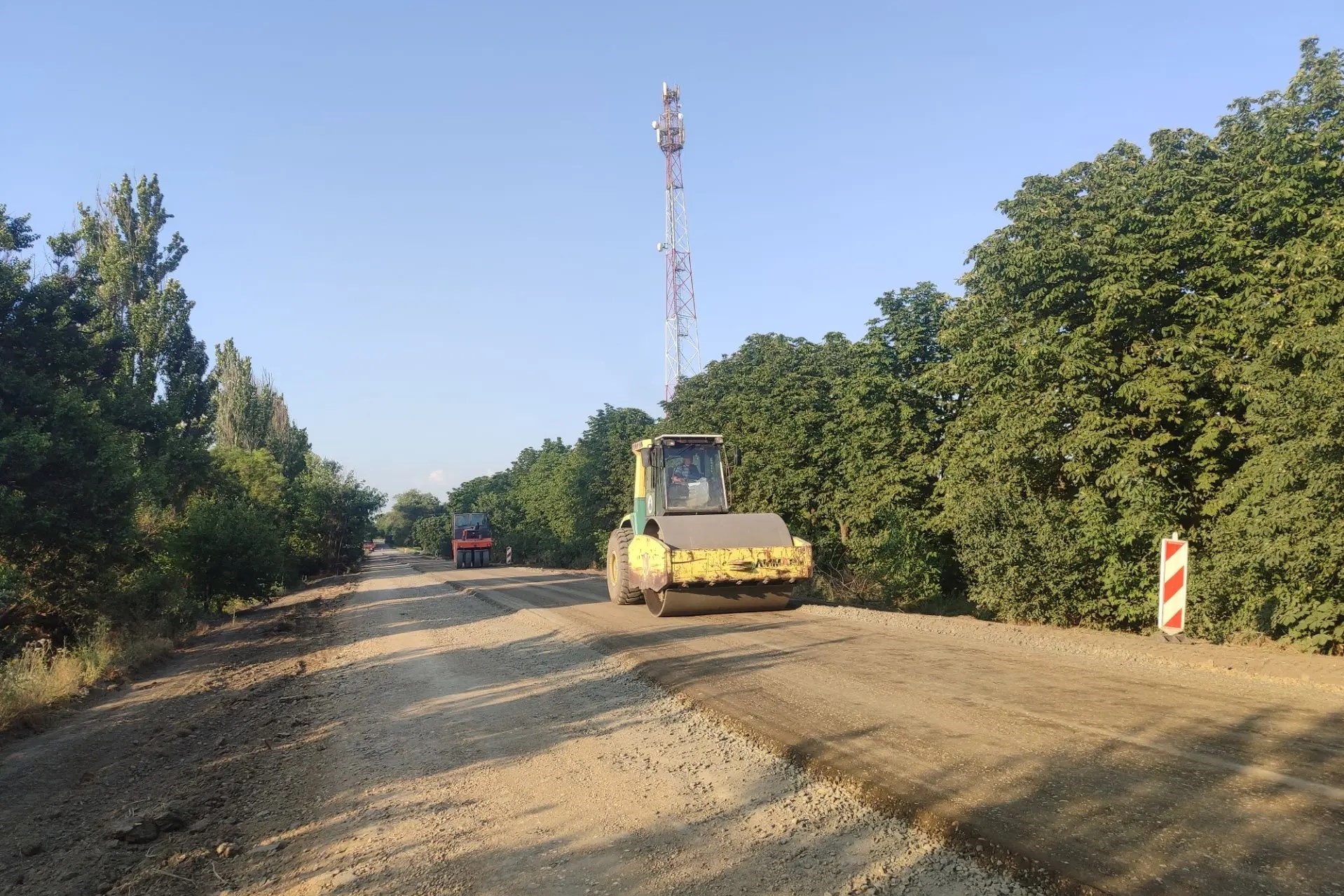 В Неклиновском районе обновляют девятикилометровый участок межмуниципальной дороги