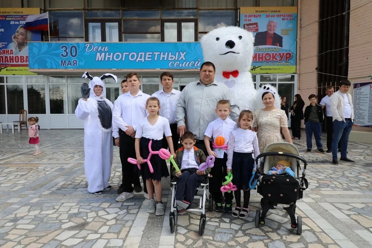 Микроавтобусы получили ещё десять многодетных семей в Ростовской области