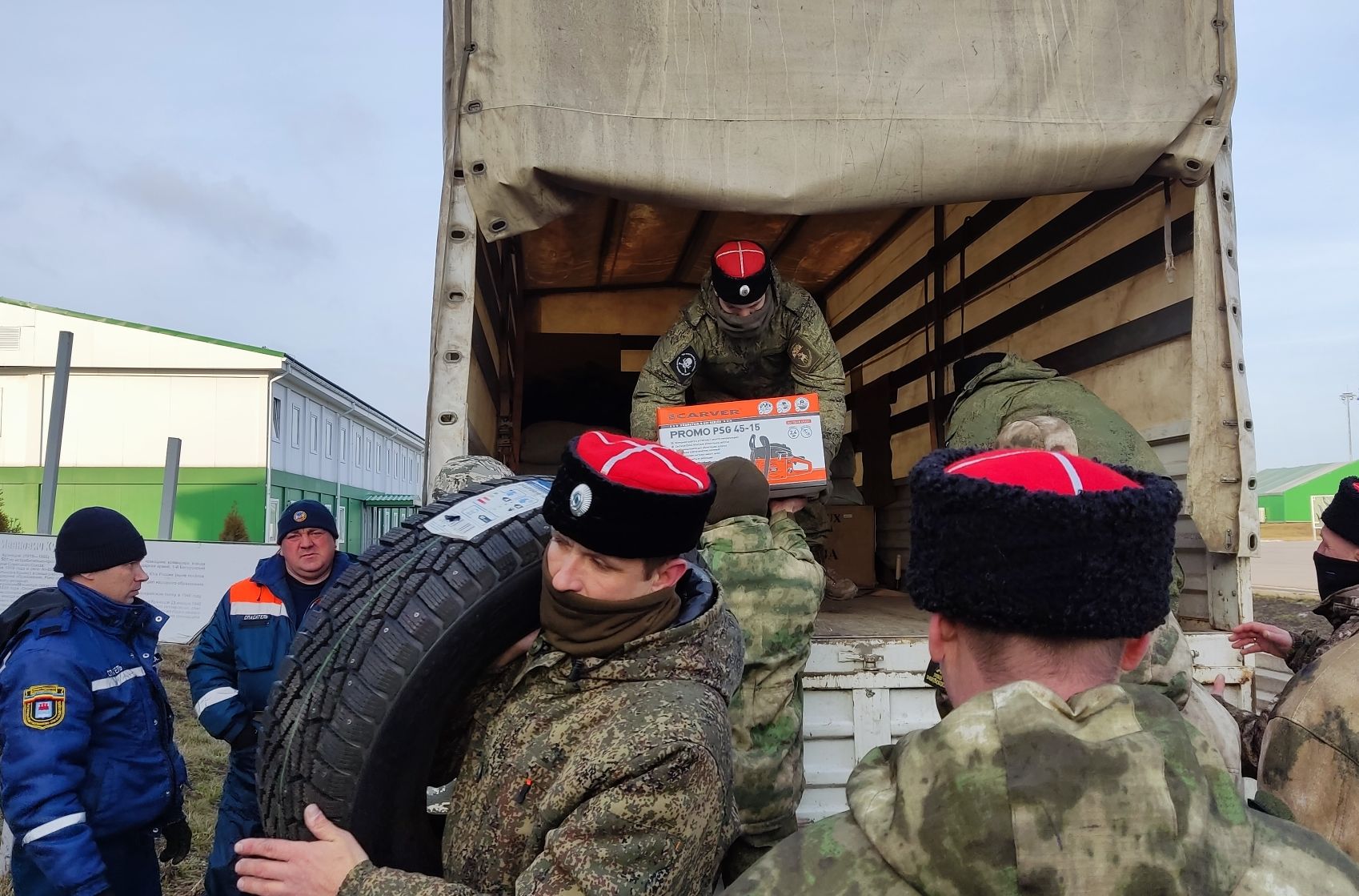 Казачьему штурмовому отряду им. Я.П.Бакланова передали очередную партию вещевого имущества и необходимые инструменты