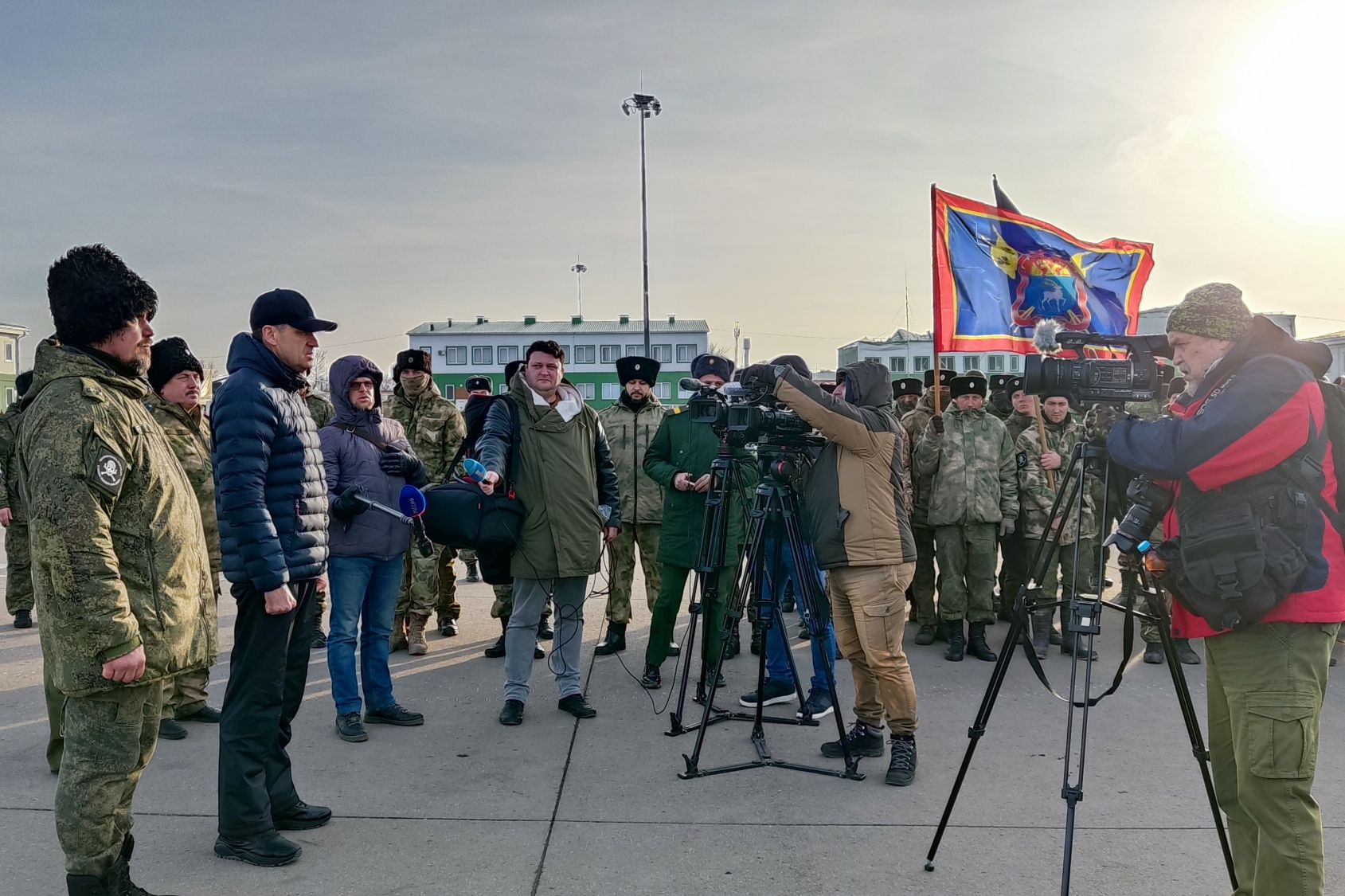 Казачьему штурмовому отряду им. Я.П.Бакланова передали очередную партию вещевого имущества и необходимые инструменты