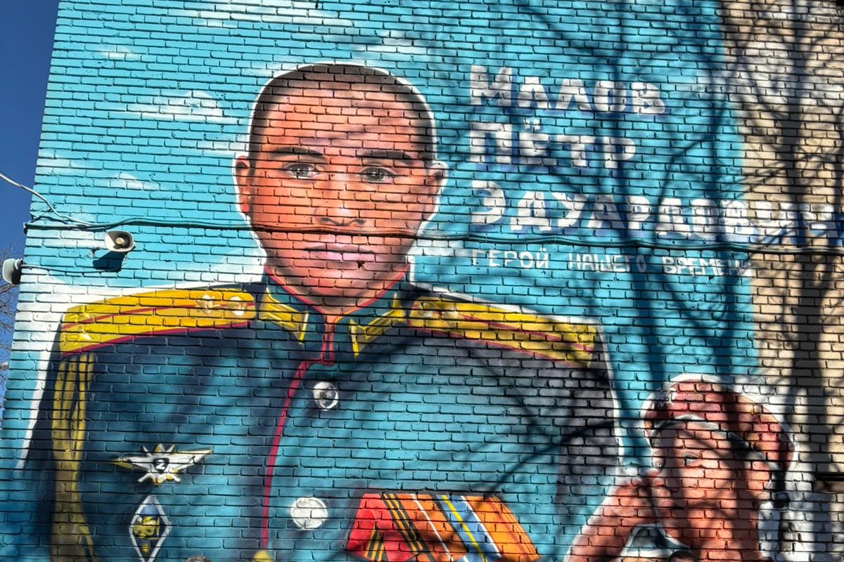 В Аксае прошла торжественная церемония открытия мурала в честь бойца СВО