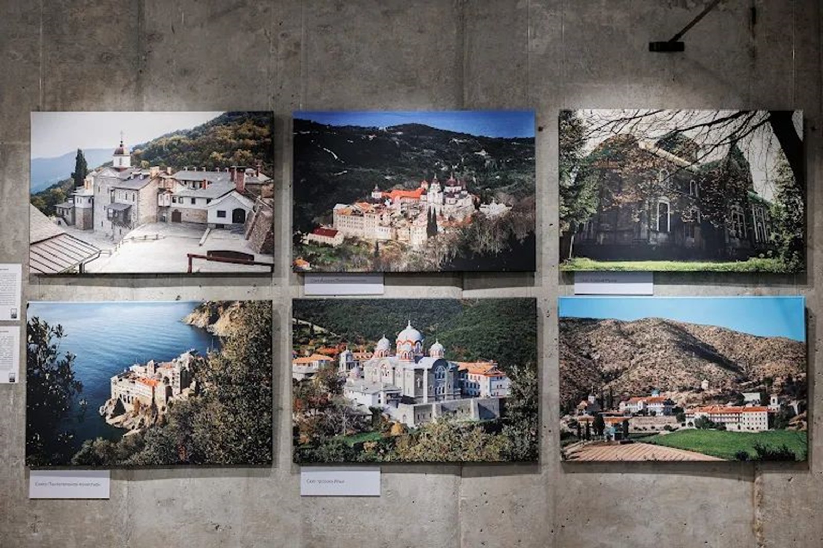«Наш Афон»: в Ростове открылась фотовыставка Костаса Асимиса