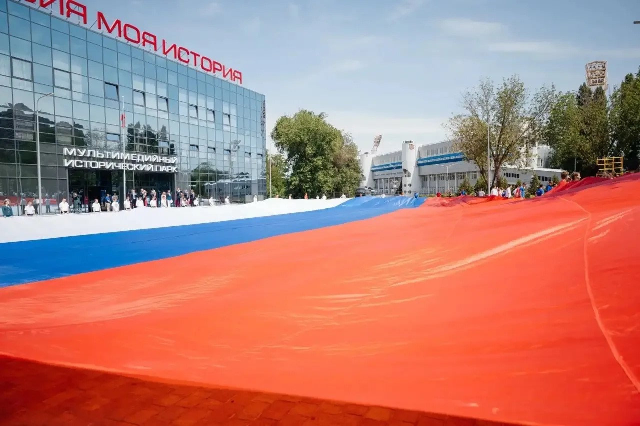 В Ростове-на-Дону развернули самый большой флаг России