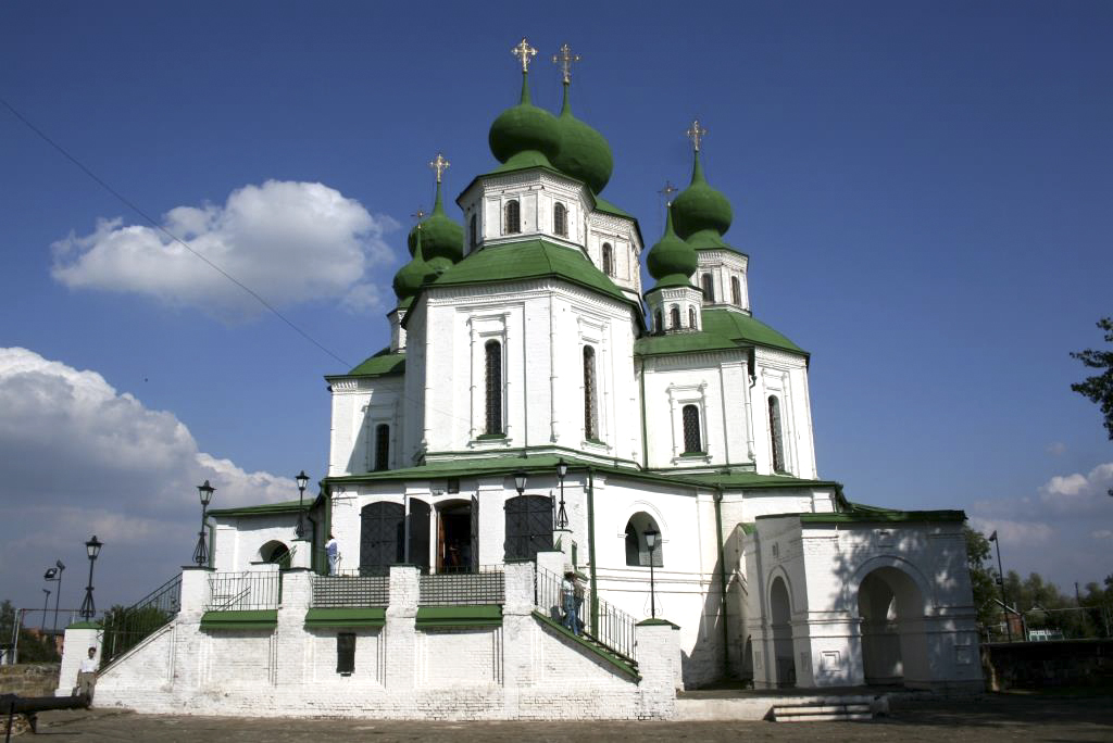 Украшает Майдан девятиглавый Войсковой Воскресенский собор (1706-1719 гг.)